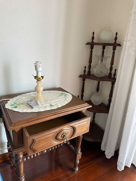 Mobília de quarto em madeira, completa (OPORTUNIDADE)