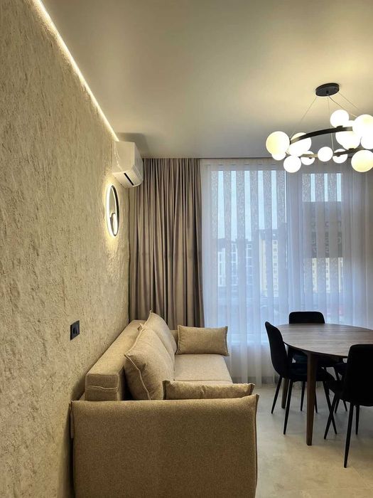 Перша здача! Простора 2-кімнатна квартира біля міського озера