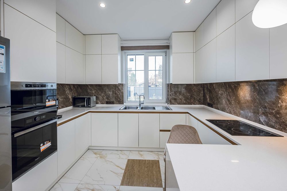 Новий будинок з басейном