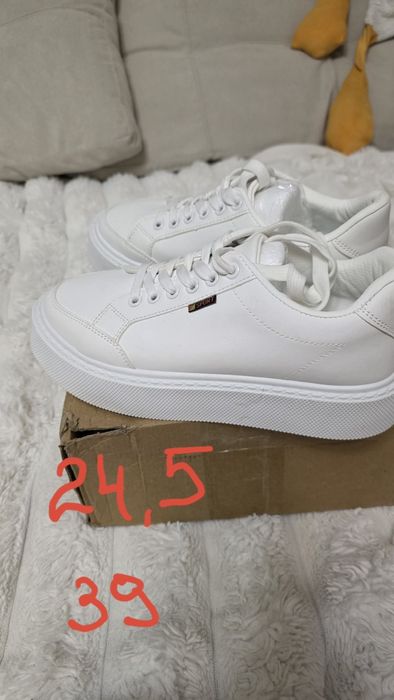 Кросівки білі, шкіра