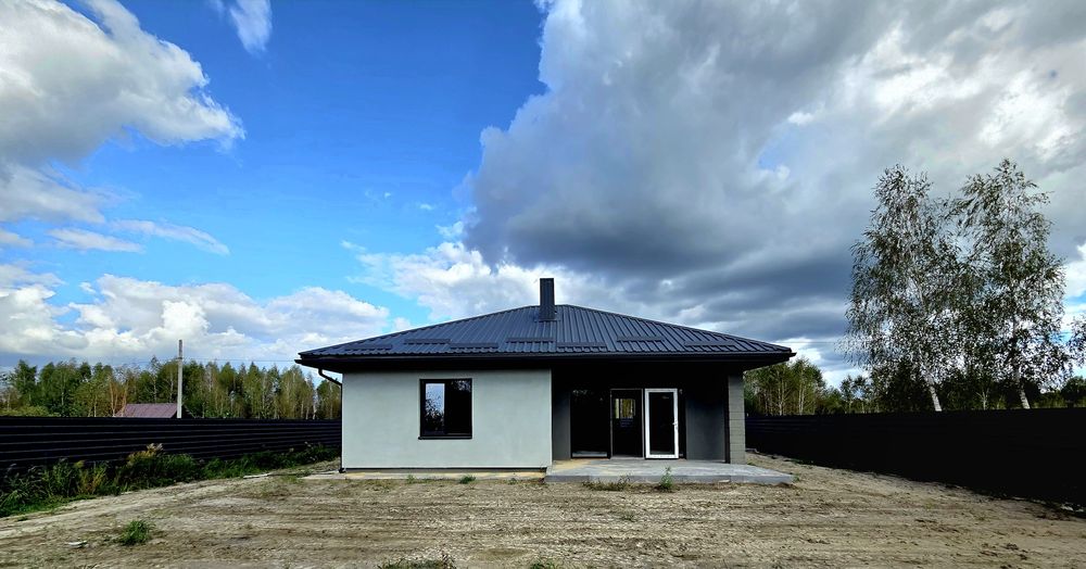 Сучасна "американка " , забудований масив біля лісу