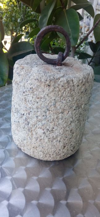 Pedra de amarração em granito, com argola em ferro, muito antiga.