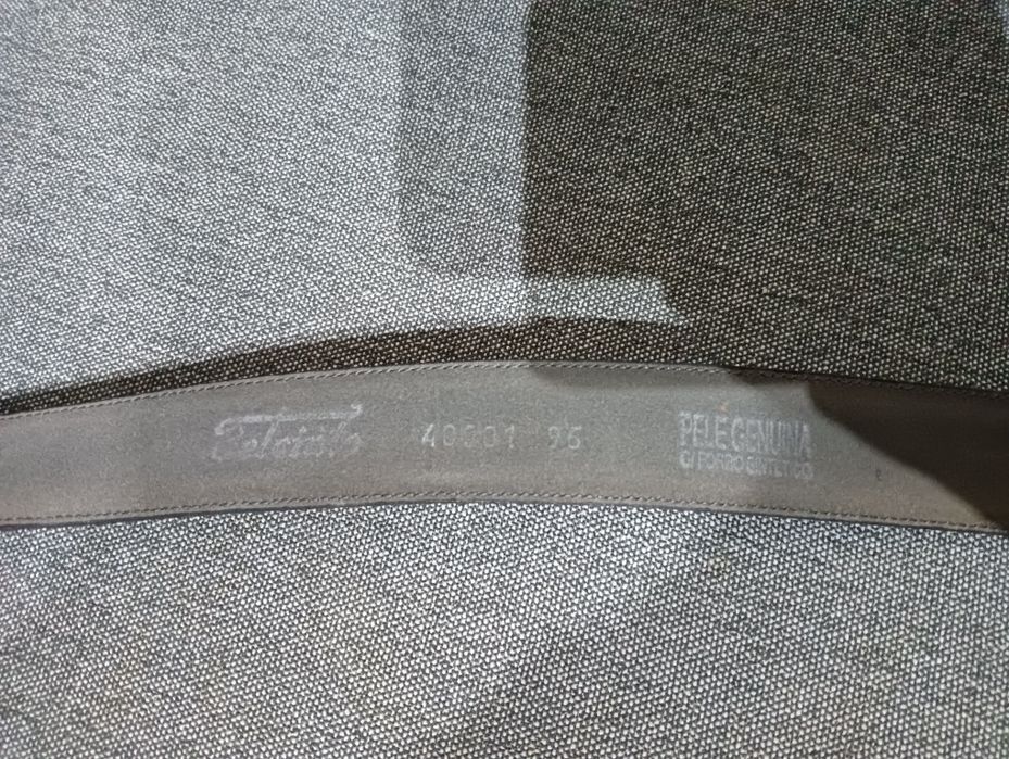 Cinto clássico em couro.

- Material: Couro
- Detalhe da fivela em met