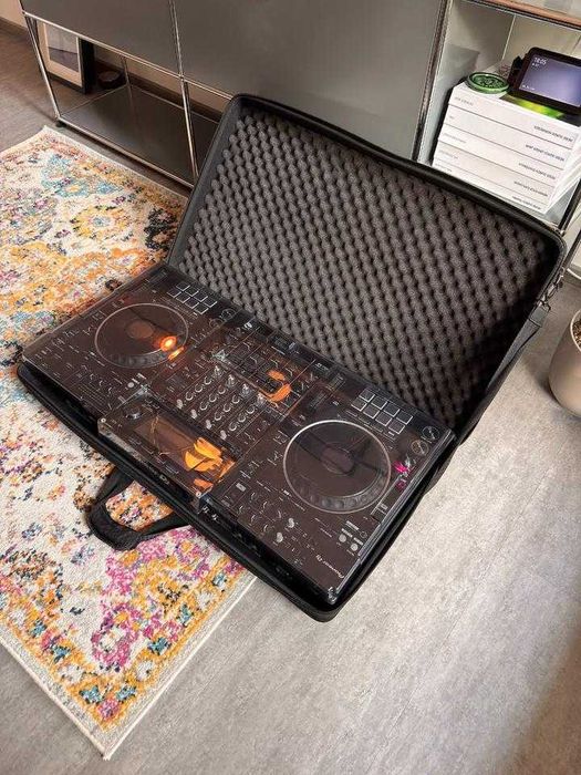 Sistema de DJ «tudo-em-um» Pioneer XDJ-XZ com saco e capa.