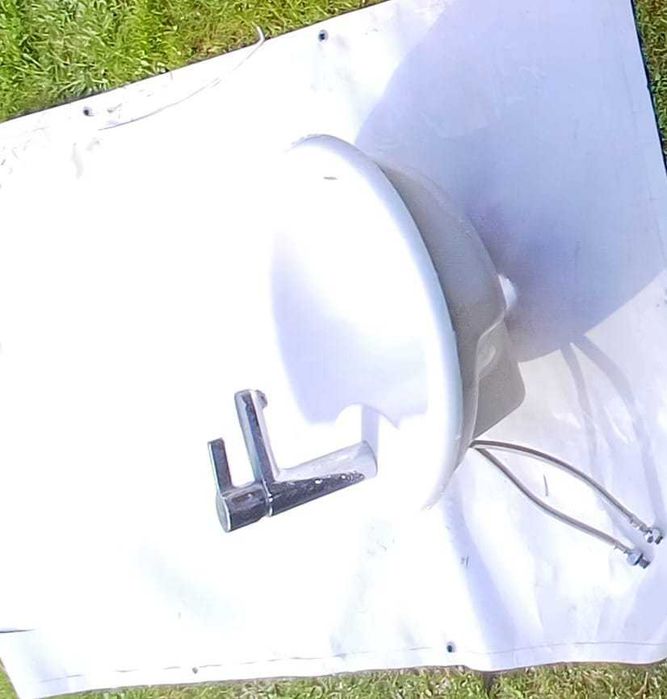 Umywalka wpuszczana Hatria z baterią Hansgrohe