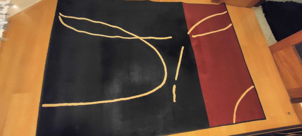 Black and red rug 160 x 230
