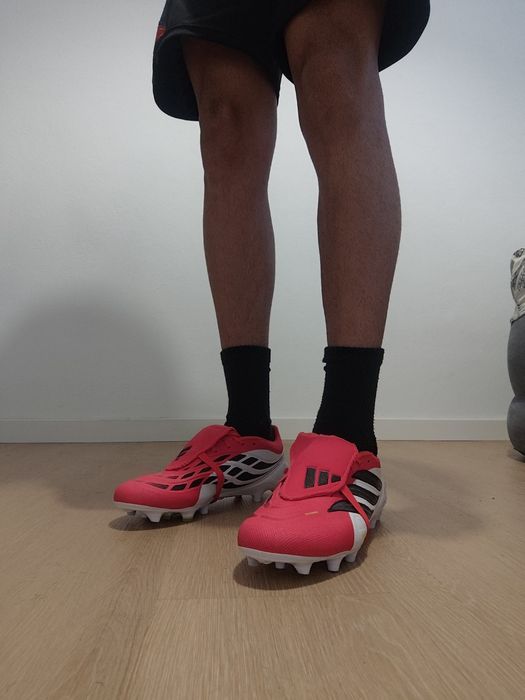 Chuteiras Adidas Predator League vermelha e Branca – Língua Dobrável