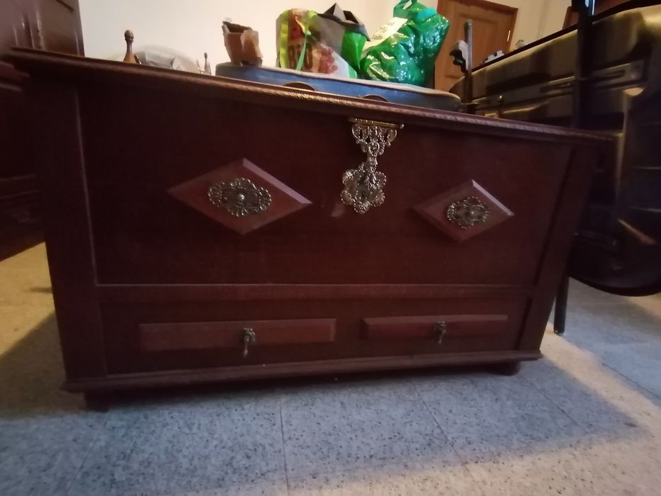 Arca em madeira maciça