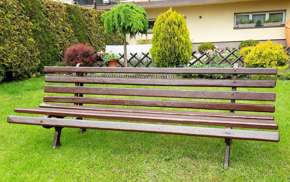 Ławka ogrodowa z czasów PRL