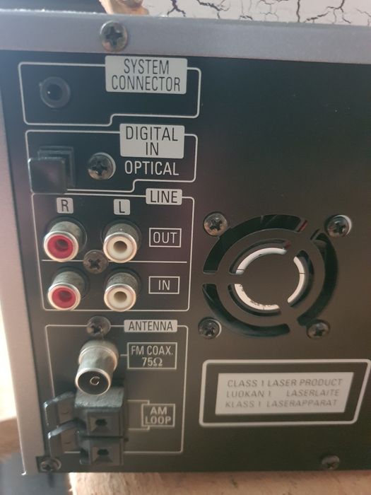 Mini wieża HITACHI.