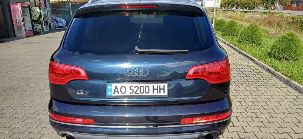 AUDI.    Q7    2012