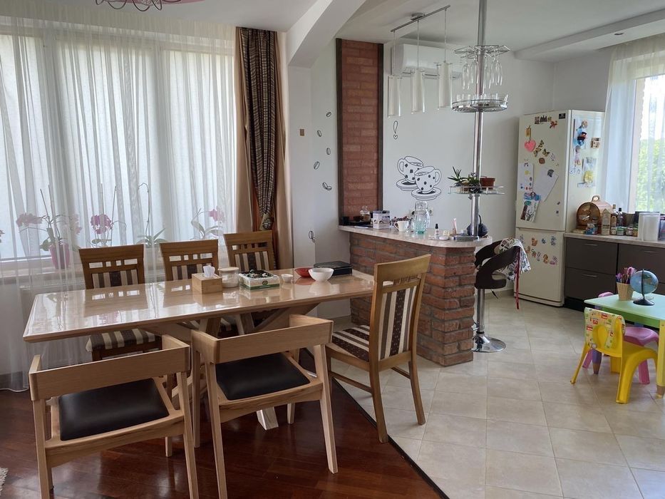 Продається просторий двоповерховий будинок у селі Ярок — ідеальне поєд