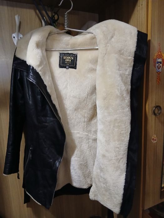 Кожаную куртку на меху с капюшоном, с карманами под поясок.