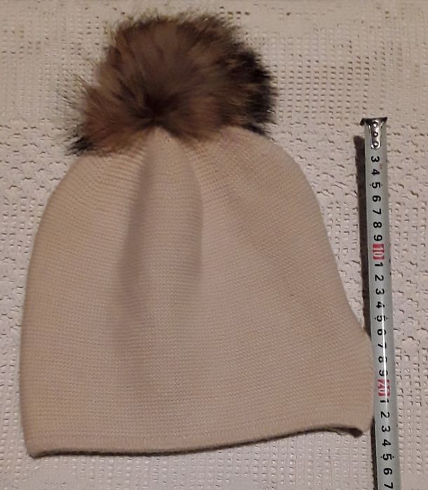 Gorro creme com pompom
