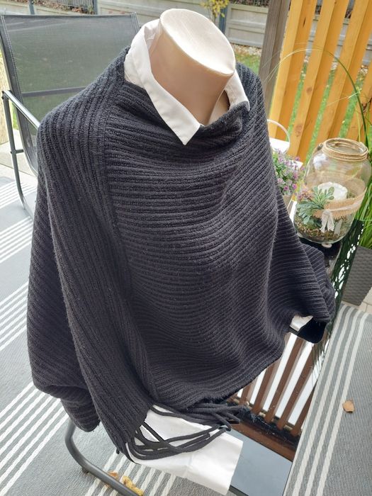 Ponczo, narzutka damska kolor czarny.