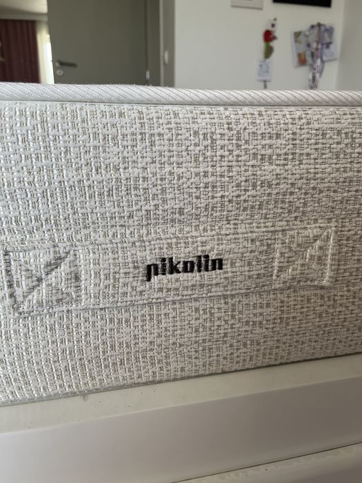 Cama de solteiro em madeira maciça lacada com gavetões e colchão