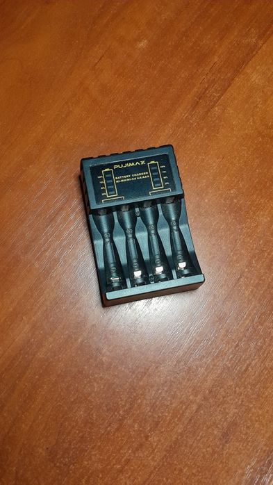 Універсальний зарядний пристрій для Li-Ion акумуляторів