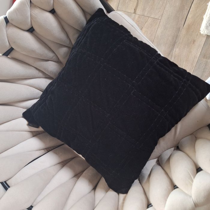 Dwie poszewki na poduszki Eurofirany czarne pikowane loft nowe
45cm x