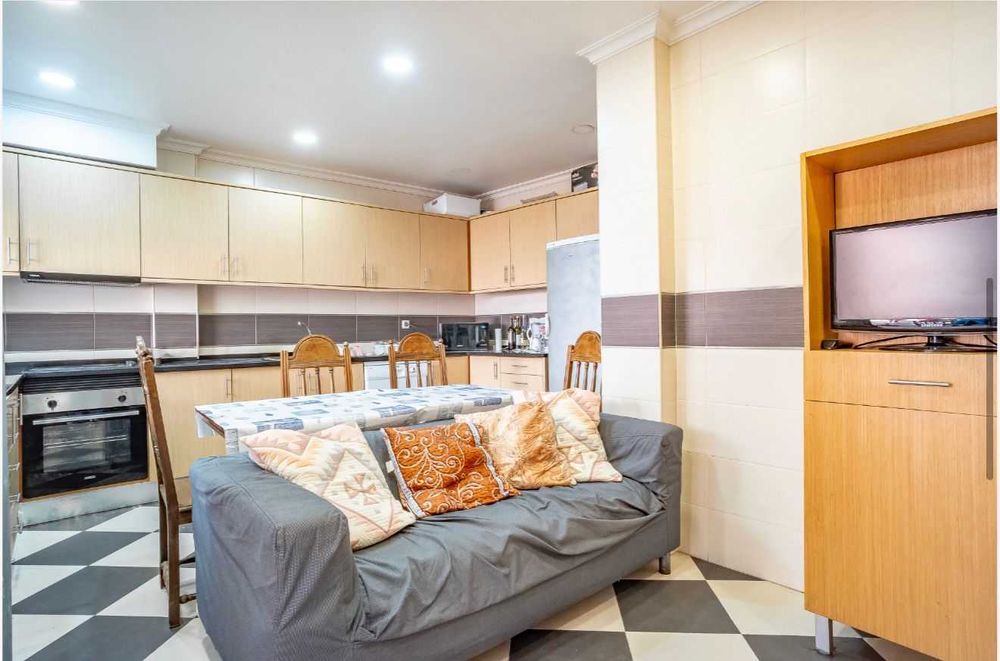 Quarto c/ WC priva. Monte da Caparica - Perto de Faculdades FCT e Egas