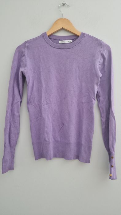 Liliowy sweterek z guziczkamii na mankietach