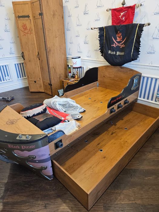 детская  кровать  для мальчика  с  матрасом, ящиком Black Pirate Cilek