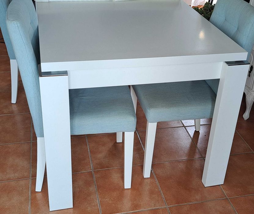 Vendo mesa e 4 cadeiras