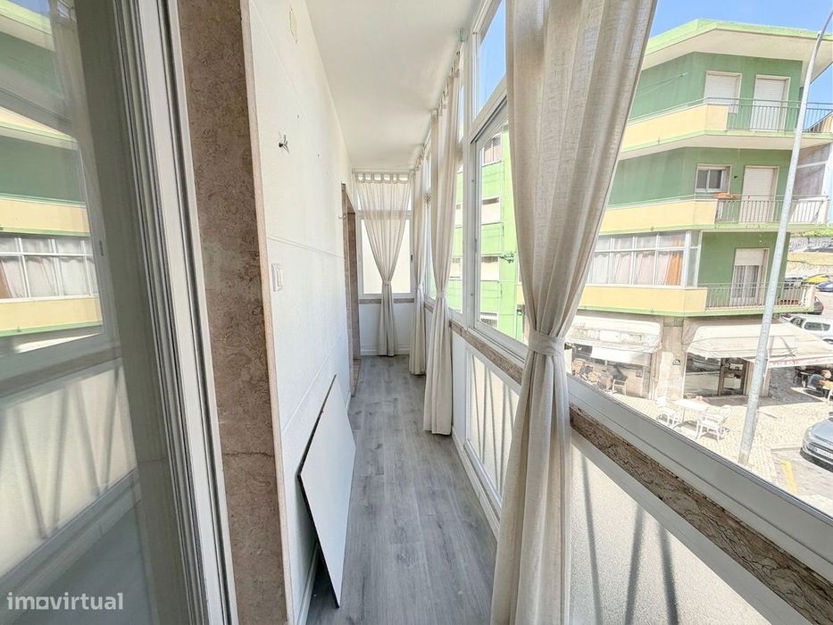 T2 remodelado na Damaia com varanda fechada e vista desafogada