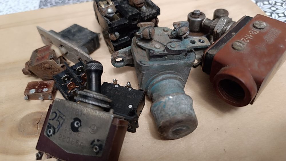 Тумблери, кнопки, перемикачі, включатель