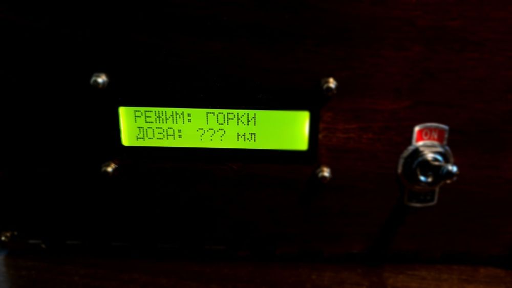 Автоматичний наливатор напоїв