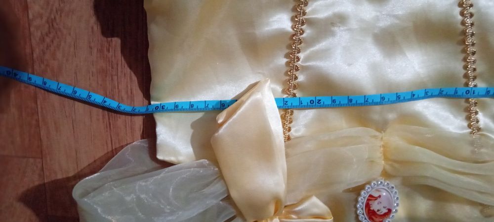 Várias fantasias, vestidos, disfarces e acessórios de criança