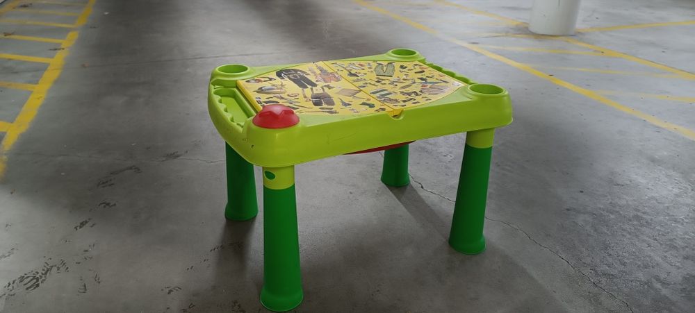 Mesa com arrumação para criança com 2 bancos