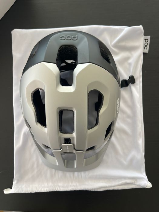 capacete Bicicleta POC Axion cinzento claro