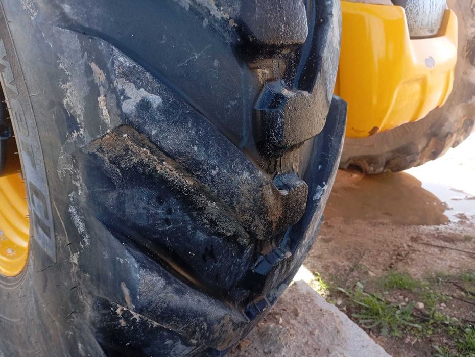 Máquina JCB com serrote de corte de pedra