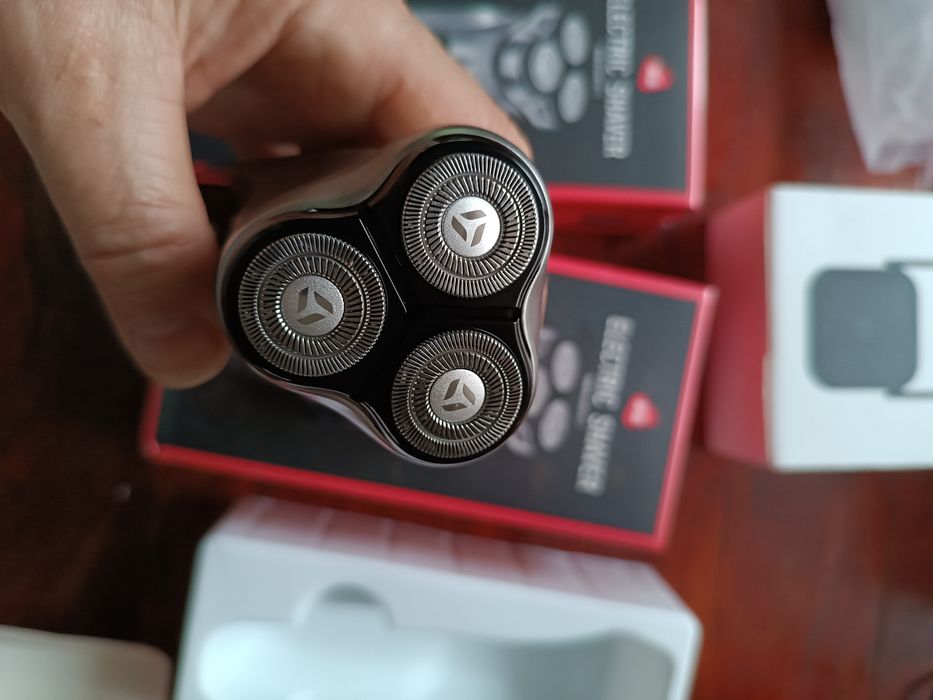 Бритва на три плавающиз лезвиях, есть нож для выравнивания висков