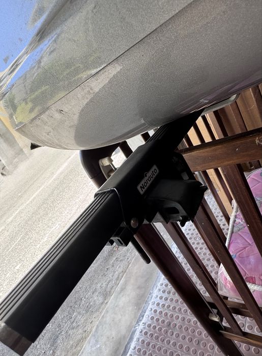 Mala de tejadilho com barras de fixação