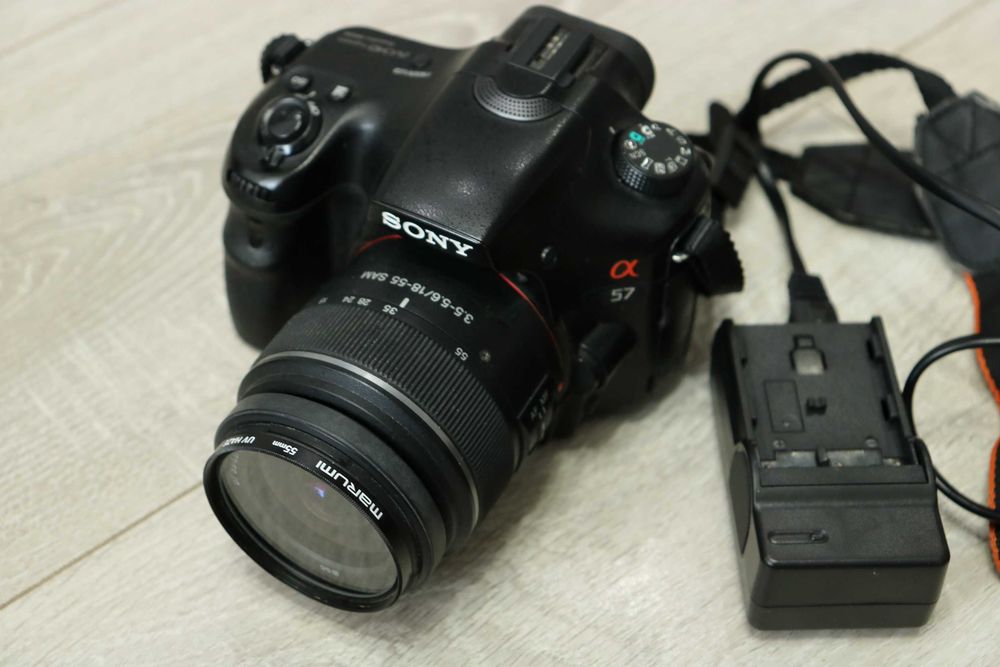 SONY SLT-A57 + obiektyw SONY 18-55 DT SAM + karta 4GB