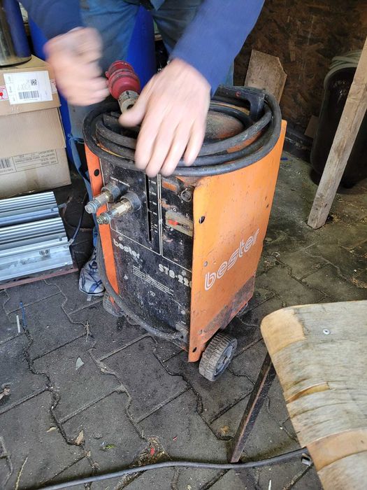 Spawarka Bester 225 z kablami uchwytami i wtyczką sprawna.