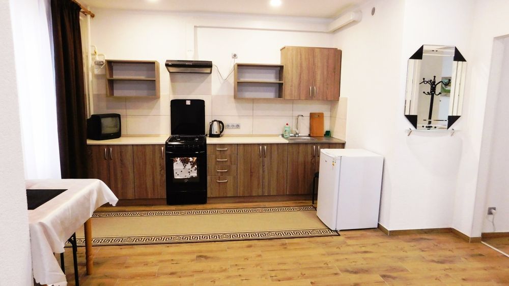 подобово нова квартира в центрі міста,поруч військової частини.