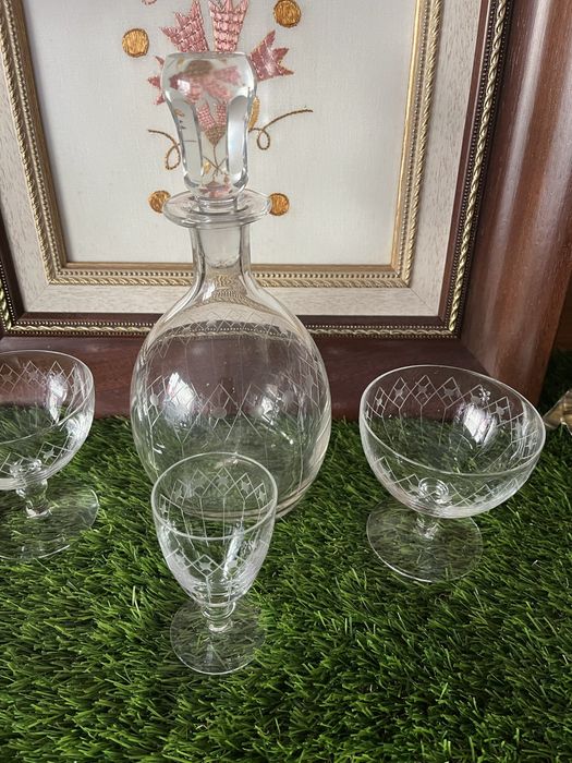 Garrafa antiga com copos