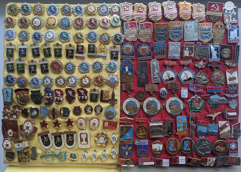 Значки із серій"Древний герб" (12штук),"Замки України" (5штук)