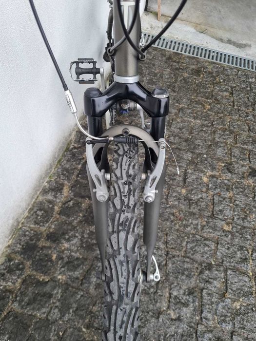 B'Twin 7 - Bicicleta Híbrida / Passeio com suspensão Total