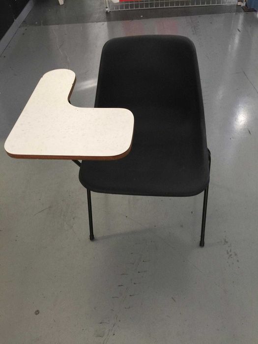 Cadeira com apoio para escrever