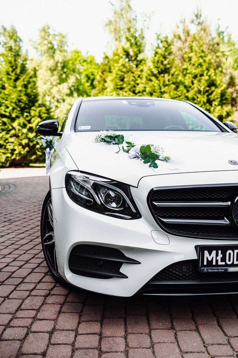 Auto do ślubu / wesela. Samochód biały Mercedes Benz