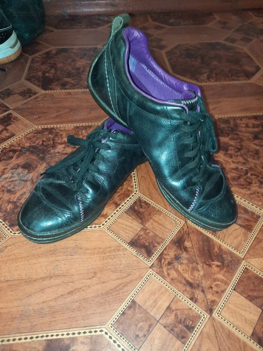 Продам срочно женские кроссовки экко