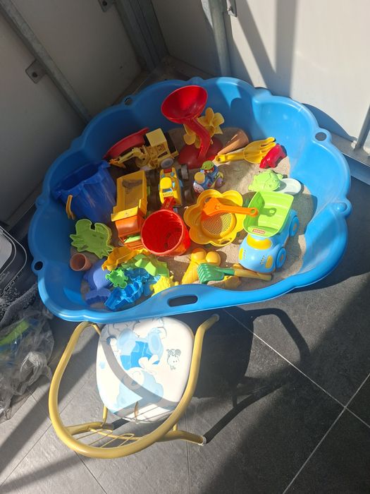Piaskownica z zabawkami/ krzeselkiem i piaskiem