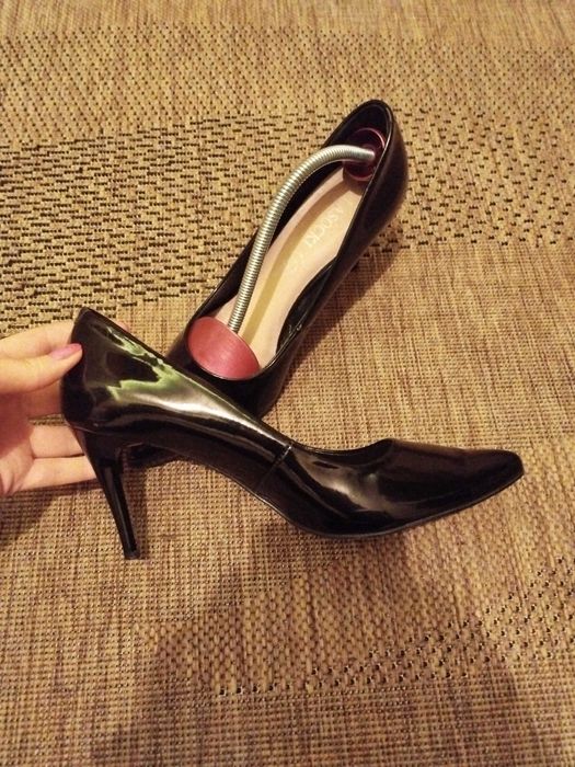 Czarne lakierowane szpilki r41