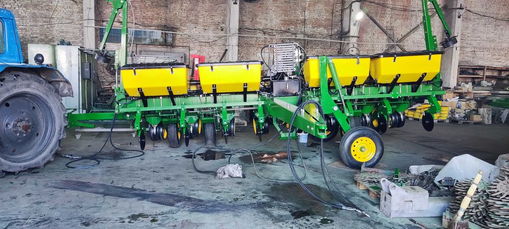 Сівалка пневматмчна точного висіва  JOHN DEERE 7200 Джон Дір