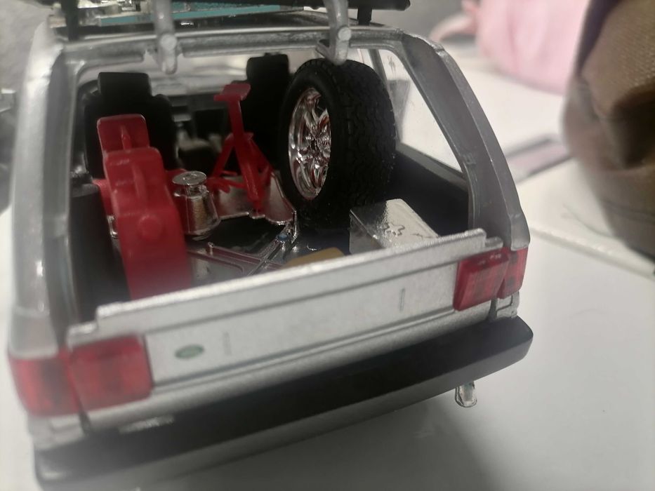 машинка Land Rover Range Rover 2001 1/26 Bburago