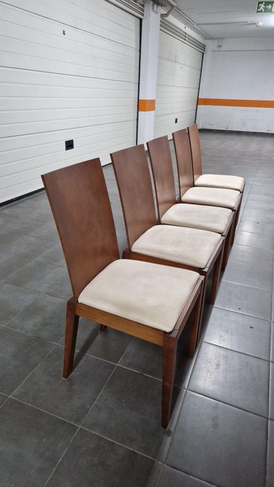 Mesa de jantar extensivel em madeira com 5 cadeiras