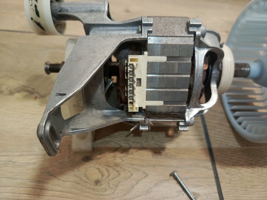 Silnik do suszarki Bosch wraz z wentylatorem